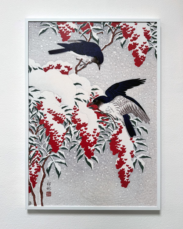 Muchołówki na pokrytym śniegiem krzaku nandinu - Ohara Koson